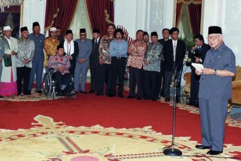 Pertemuan tokoh dengan pak Harto jelang reformasi 1998.