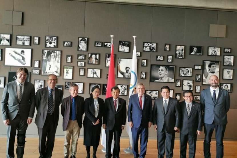 Pertemuan Wakil Presiden Jusuf Kalla (JK) beserta rombongan dengan presiden IOC Thomas Bach. Dimarkas IOC Di Laussane Swiss, Rabu (15/5)