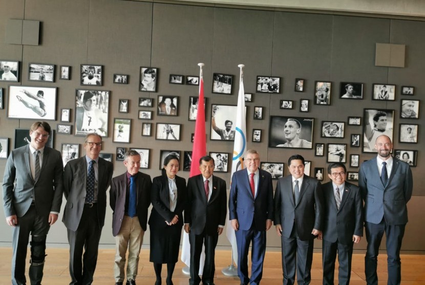Pertemuan Wakil Presiden Jusuf Kalla (JK) beserta rombongan dengan presiden IOC Thomas Bach. Dimarkas IOC Di Laussane Swiss, Rabu (15/5).
