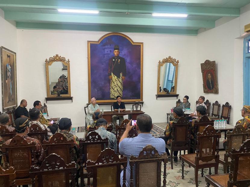Pertemuan Wali Kota Solo Gibran Rakabuming dengan pihak LDA di Keraton Solo, Selasa (1/8/2023).