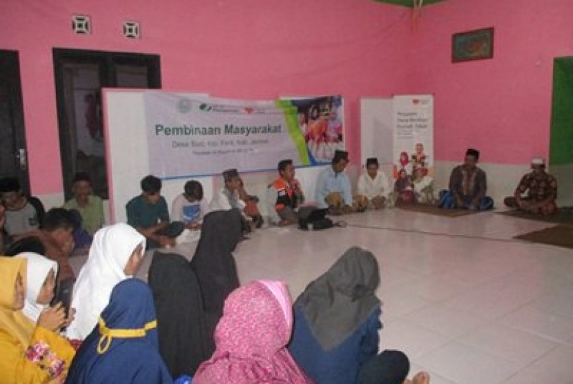 Pertemuan warga RT 02 RW 03 Desa Suci, Panti, Kabupaten Jember dalam rangka membentuk kelompok swadaya masyarakat.