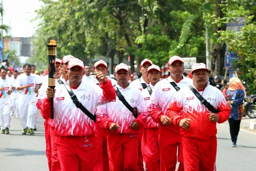 PERTINA Karawang Binaan Pindo Deli Pimpin Kirab Api PON XIX   