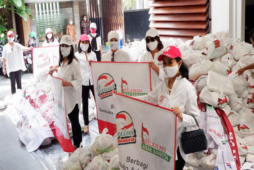 Pertiwi Indonesia dan relawan anak bangsa yang didukung oleh puluhan perusahaan dan yayasan, bergotong royong melakukan pembagian ribuan paket sembako dan masker kain.