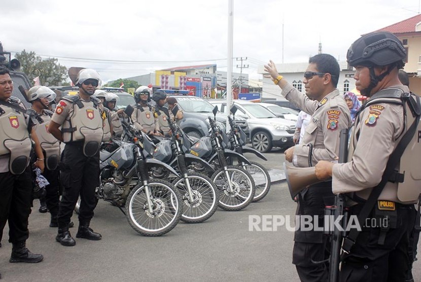 Petugas Kepolisian bersiap mengamankan aksi demonstrasi massa di halaman Mapolres Kota Sorong, Papua Barat, Senin (19/8)