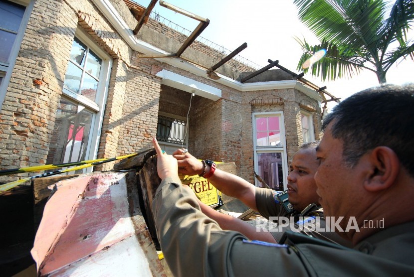 Pertugas Satpol PP menyegel pengerjaan renovasi sebuah bangunan heritage (bernilai sejarah) yang didesain langsung oleh Presiden RI pertama Soekarno di Jalan Gatot Subroto, Kota Bandung, Senin (23/7).