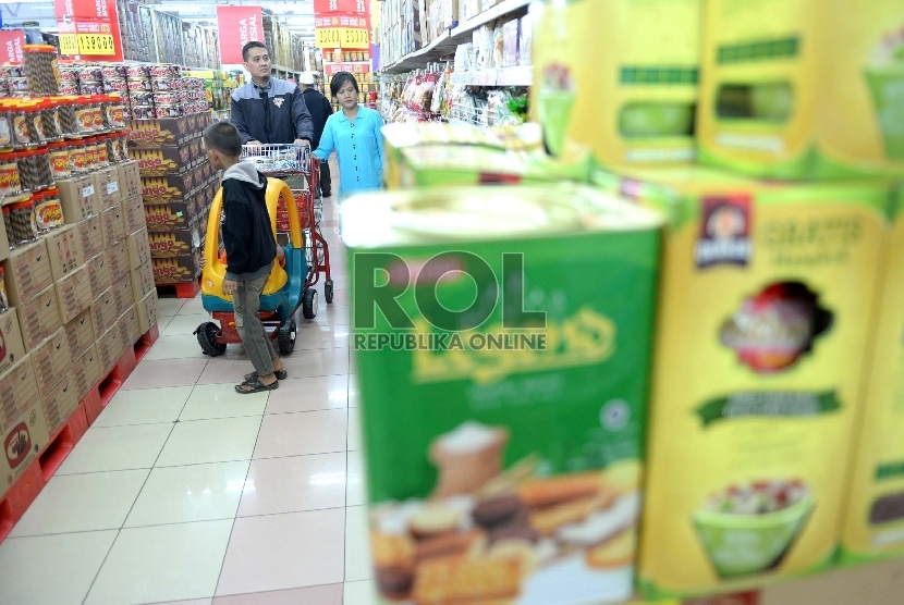 Pertumbuhan Industri Makanan dan Minuman. Pembeli memilih produk makanan dan minumam di pusat perbelanjaan, Jakarta, Kamis (9/7).