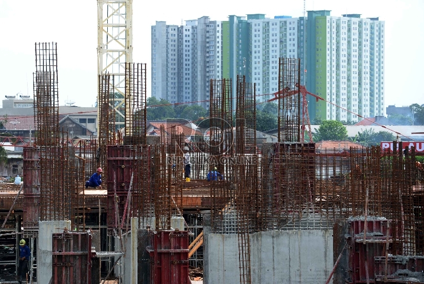 Pertumbuhan Kredit Properti Stagnan: Suasana pembangunan gedung bertingkat di kawasan Cawang, Jakarta, Selasa (10/2). 
