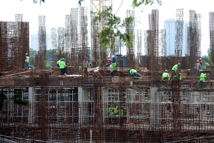 Pertumbuhan Kredit Properti Stagnan: Suasana pembangunan gedung bertingkat di kawasan Cawang, Jakarta, Selasa (10/2). 