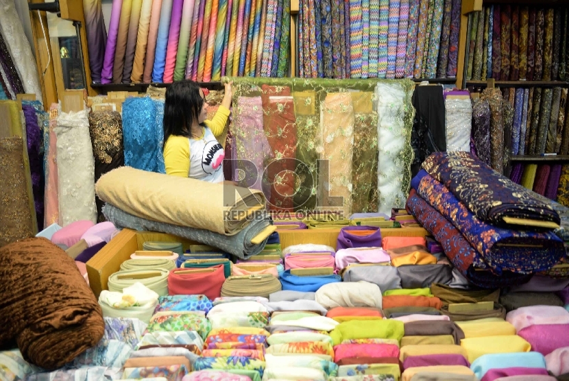 Pertumbuhan Tekstil dan Produk Tekstil: Karyawan merapikan kain lokal yang dijual di salah satu tokoh di Pasar Mayestik, Jakarta. (Republika/ Yasin Habibi)