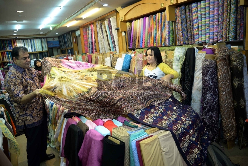Pertumbuhan Tekstil dan Produk Tekstil: Karyawan merapikan kain lokal yang dijual di salah satu tokoh di Pasar Mayestik, Jakarta, Kamis (29/1).(Republika/ Yasin Habibi)
