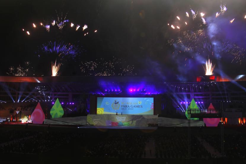 Pertunjukan kembang api menghiasi langit Stadion Manahan saat Upacara Pembukaan ASEAN Para Games 2022 di Solo, Jawa Tengah, Sabtu (30/7/2022). 