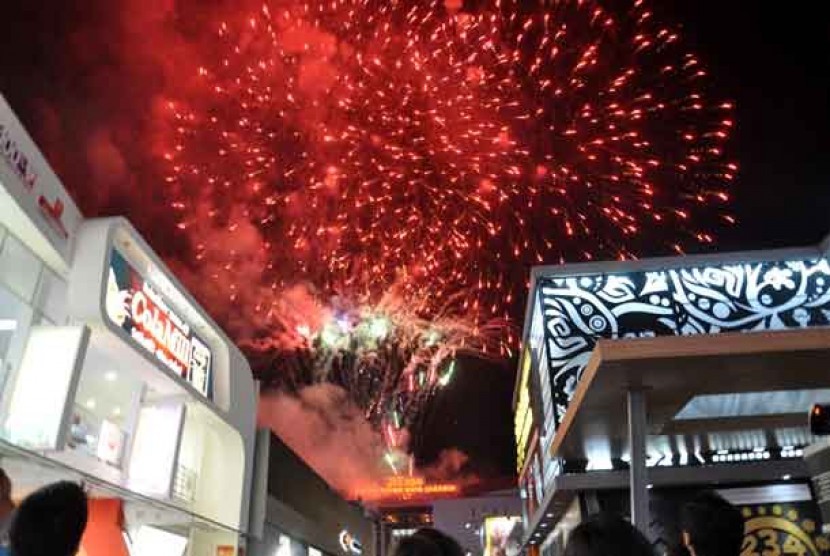 Pertunjukan kembang api mewarnai pembukaan hari pertama Jakarta Fair di area Pekan Raya Jakarta (PRJ) Kemayoran, Jakarta Pusat, Kamis (6/6).