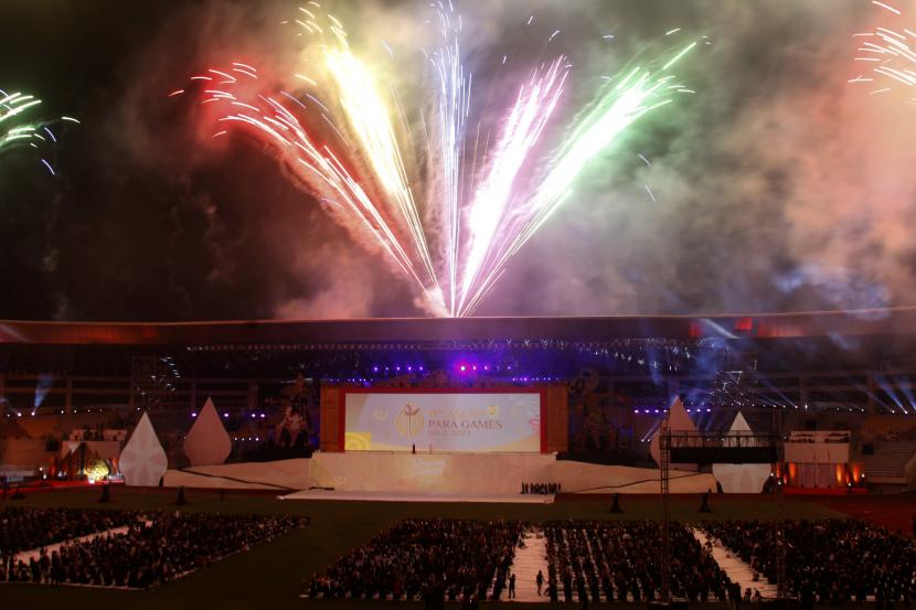 Pertunjukan kembang api pada pembukaan ASEAN Para Games 2022 di Stadion Manahan, Solo, Jawa Tengah, Sabtu (30/7/2022). 