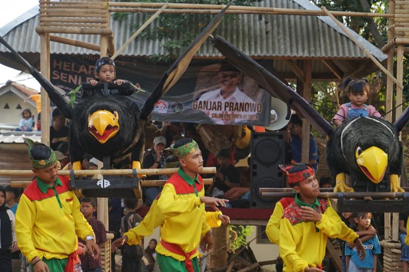 Pertunjukan kesenian reak kuda renggong khas Jawa Barat yang digelar di Desa Cinunuk, Kecamatan Cileunyi, Kabupaten Bandung, Jawa Barat. 