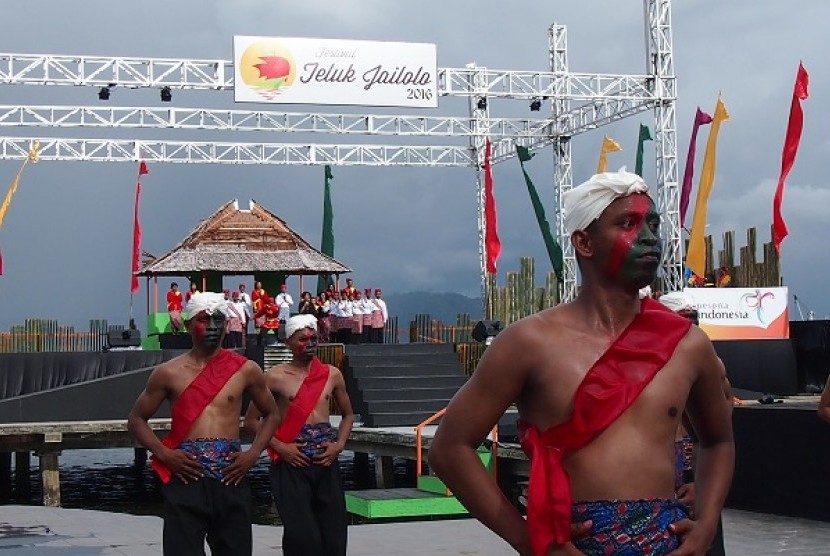 Pertunjukan kesenian Sasadu on the Sea saat penutupan acara Festival Teluk Jailolo Sabtu (7/5).