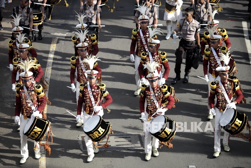 Pertunjukan marching band oleh taruna akademi kepolisian Cendrawasih saat mengikuti kirab 190 bendera negara peserta Sidang Umum Interpol ke-85 saat berlangsungnya hari bebas kendaraan bermotor di Jakarta, Ahad (29/10).