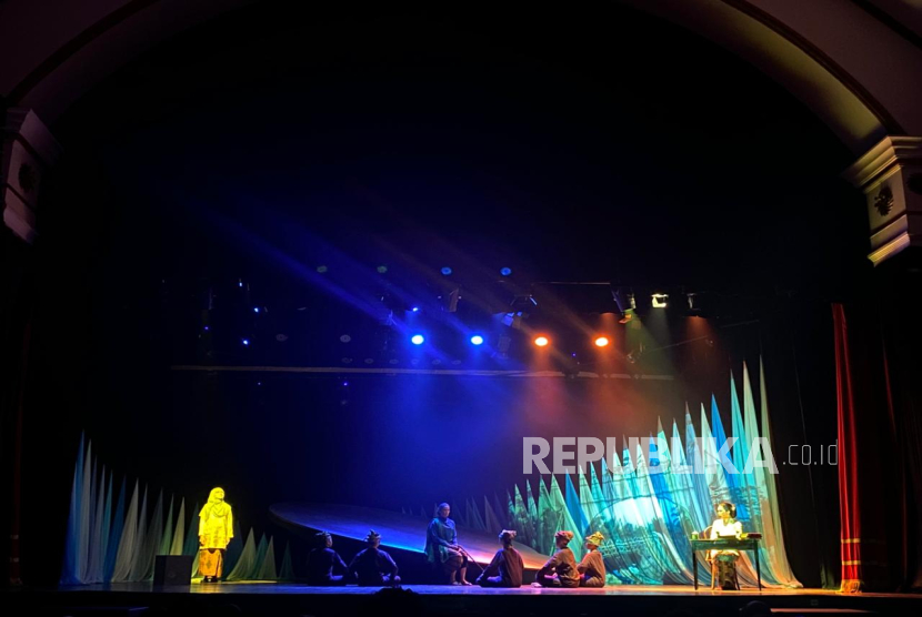 Pertunjukan Monoplay Melati Pertiwi: Merajut Sejarah Perjalanan Bangsa yang mengangkat kisah heroik dari enam pahlawan nasional perempuan Indonesia, sukses digelar di Gedung Kesenian Jakarta, Selasa (25/11/2025). 