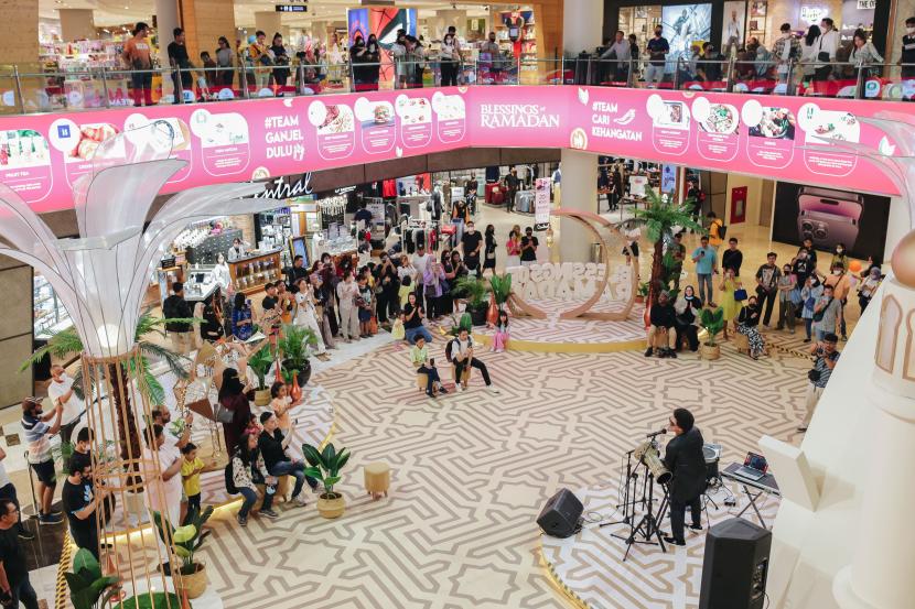 Pertunjukan musik diadakan sebagai bagian dari program Blessings of Ramadan di Grand Indonesia, Jakarta, Kamis (6/4/2023). Grand Indonesia akan menggelar Ramadan Midnight Sale pada 14 dan 15 April 2023.