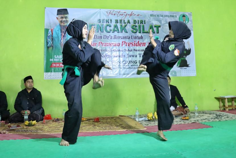 Pertunjukan Seni Bela Diri Pencak Silat bersama Padepokan Ciung Elang di Bugul Kidul, Kota Pasuruan, Jawa Timur, akhir pekan kemarin. 
