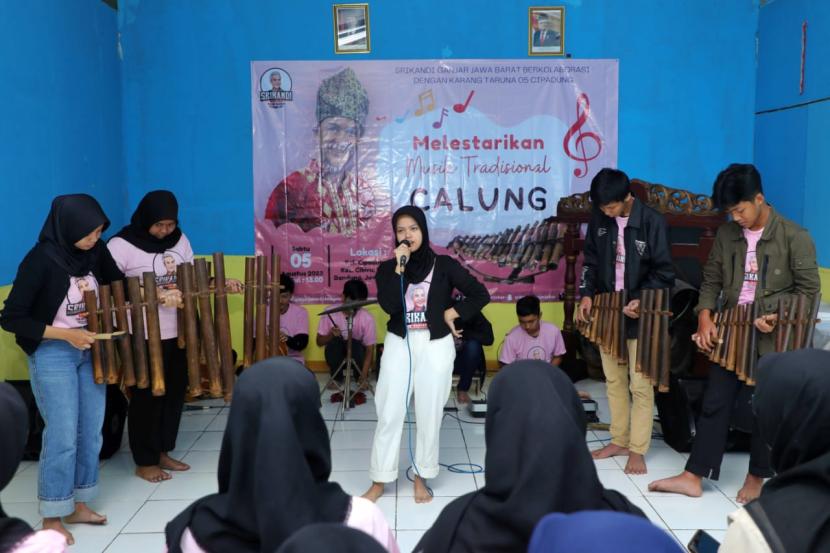 Pertunjukan seni musik tradisional calung yang diikuti para pemuda di Kelurahan Cipadung, Kecamatan Cibiru, Kota Bandung, Jawa Barat. 