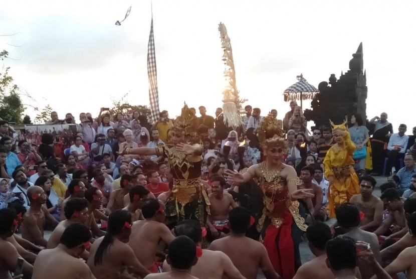 Pertunjukan tari Kecak di Uluwatu, Badung, Bali, Jumat (15/11).