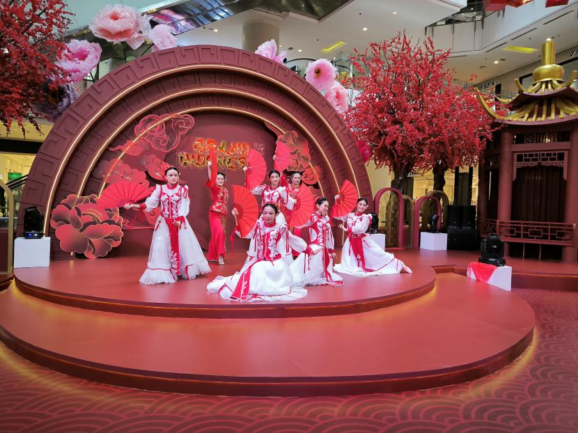 Pertunjukan tarian khas Cina di Main Atrium, East Mall, Grand Indonesia, Jakarta, Rabu (24/1/2024). Chinese resto halal juga tersedia di Grand Indonesia.