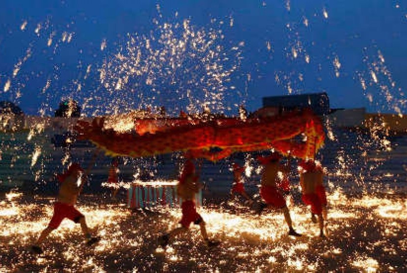Pertunjukan tarian naga dalam perayaan Tahun Baru Cina di Beijing dihujani petasan dan kembang api.