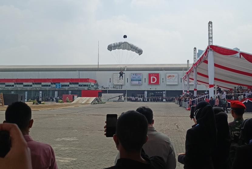 Pertunjukan terjun payung di arena Indo Defence 2022 di JIExpo, Kemayoran, Jakarta Pusat, Rabu (2/11/2022).