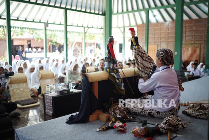 Pertunjukan Wayang Golek yang dibawakan oleh dalang cilik, Adimas Alby Elsani Widyaputra. Melalui lakon yang interaktif, Adimas menyampaikan bahwa PP Tunas adalah bukti kehadiran negara dalam melindungi anak-anak di ruang digital.