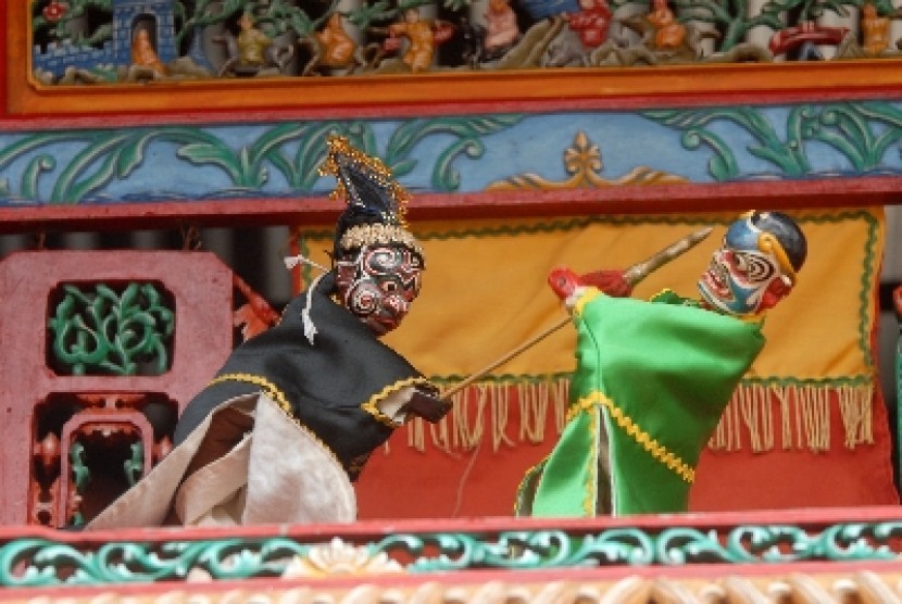 Pertunjukan wayang potehi.