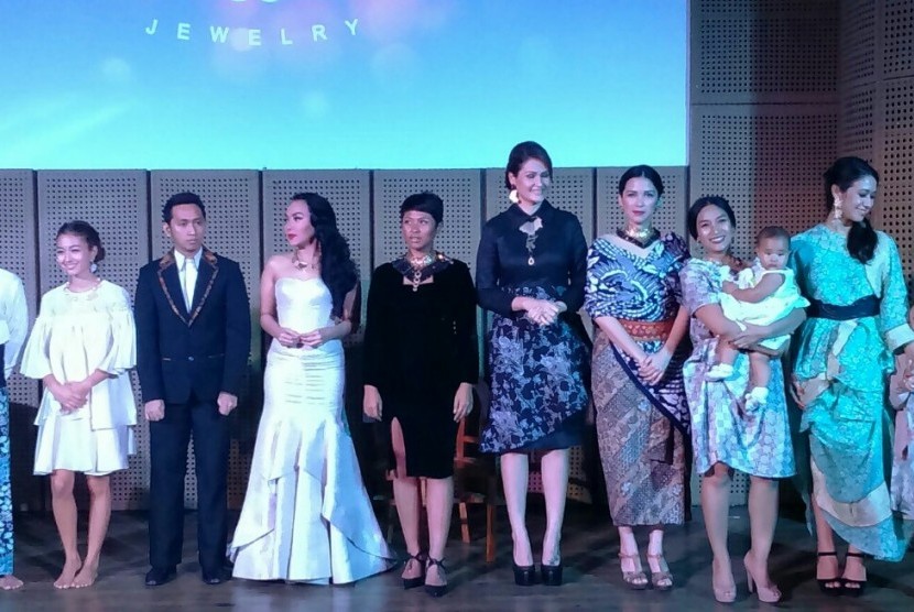 Pertunjukan yang diambil dari novel Bumi Manusia membuka peluncuran koleksi terbaru Tulola Jewelry, sebuah merek perhiasan asal Bali.