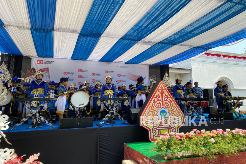 Pertunjukkan teatrikal drumband dari Tim Gita Swara SD Negeri Rejodad di Istana Kepresidenan Yogyakarta sukses pukau wisawatan mancanegara di momen HUT ke-80 RI, Ahad (17/8/2025). 