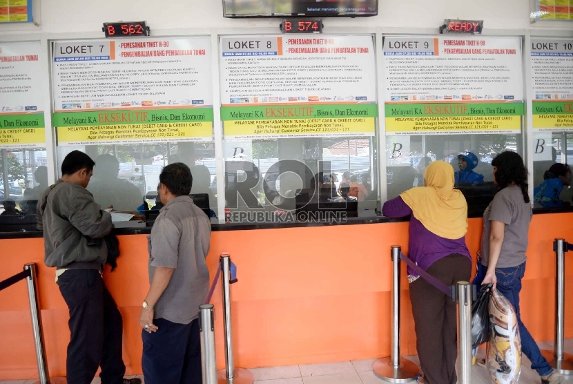 Perubahan Jadwal dan Tarif KA: Calon penumpang membeli tiket kereta api di Stasiun Pasar Senen, Jakarta, Rabu (1/4).  (Republika/Yasin Habibi)