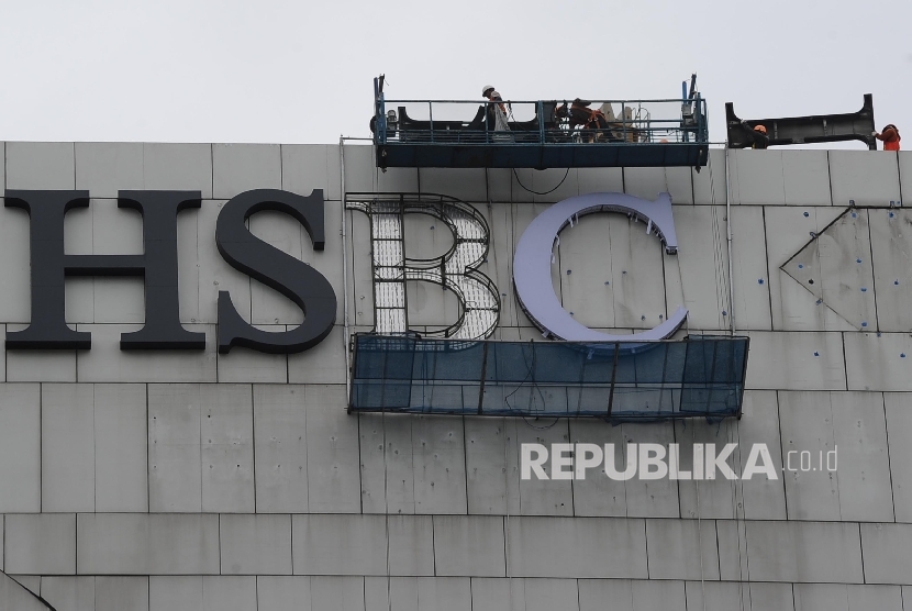 Perubahan Status: Pekerja memasang plang nama di gedung bertingkat, Jakarta, Rabu (23\11). Mulai 17 April 2017, HSBC yang beroperasi di Indonesia akan berubah statusnya dari bank asing menjadi perseroan terbatas (PT), yang artinya akan menjadi bank lokal. 