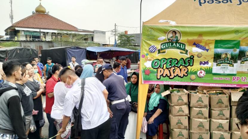 Perum Bulog dan Sugar Group menggelar operasi pasar untuk komoditas gula pasir di Pasar Kramat Jati, Jakarta, Rabu (18/3). Operasi pasar dilakukan seiring adanya kenaikan harga gula yang mencapai Rp 18 ribu per kilogram. (Republika/Dedy Darmawan)