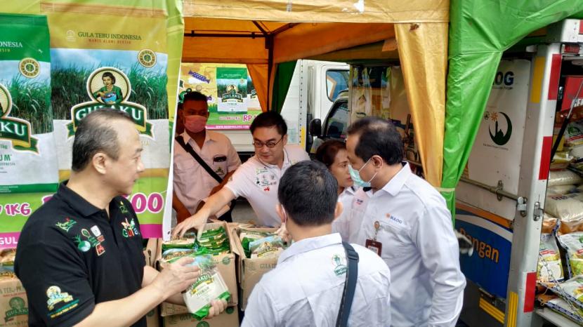 Perum Bulog dan Sugar Group menggelar operasi pasar untuk komoditas gula pasir di Pasar Kramat Jati, Jakarta, Rabu (18/3). Operasi pasar dilakukan seiring adanya kenaikan harga gula yang mencapai Rp 18 ribu per kilogram. (Republika/Dedy Darmawan)