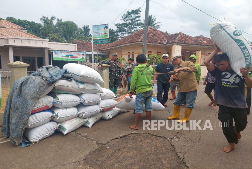 Perum Bulog Kanwil Jawa Barat (Jabar) menyerap gabah petani