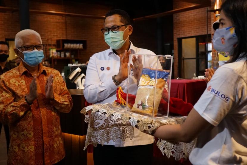 Perum Bulog meluncurkan produk terbarunya beras singkong Besita di Kota Bandung, Jawa Barat pada Selasa (15/12).