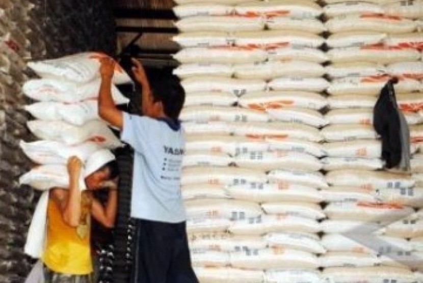 Perum Bulog menyiapkan 500 ribu ton beras untuk operasi pasar. (ilustrasi)