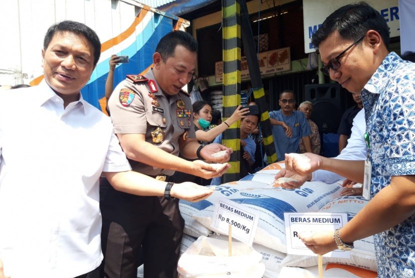 Perum Bulog siap menyuplai 2.000 ton beras medium per hari melalui operasi pasar ke Pasar Induk Beras Cipinang (PIBC), Kamis (22/11). 