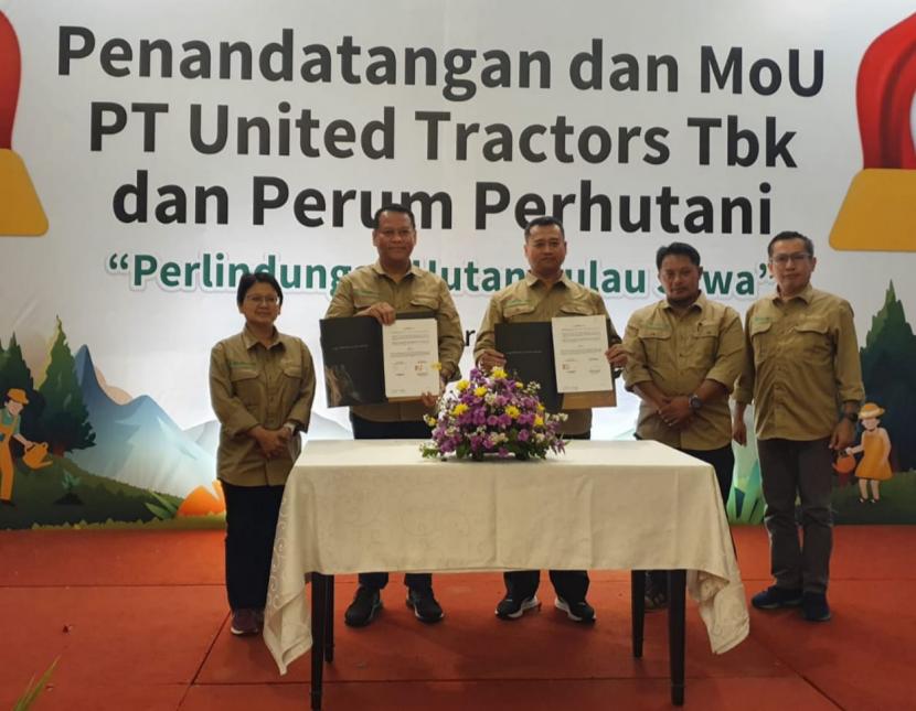 Perum Perhutani dan PT United Tractors tbk (UT) menandatangani MoU dalam upaya rehabilitasi dan pemanfaatan hutan.  