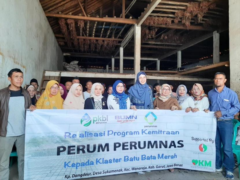 Perum Perumnas merealisasikan program kemitraan kepada Mitra Binaan Kelompok Batu Bata di Desa Sukamenak, Kecamatan Wanaraja, Garut, Jawa Barat, Jumat (3/7).