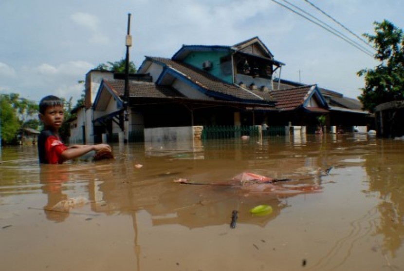  Perumahan Ciledug indah 1 yang dilanda banjir akibat luapan kali angke, Ciledug, Tangerang, Banten, Kamis (14/11).