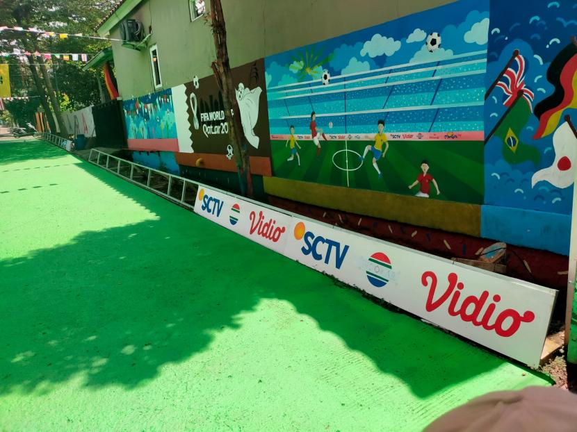 Perumahan Depok Maharaja Cluster Cemara, Kota Depok diwarnai dengan berbagai mural untuk menyambut Piala Dunia 2022.