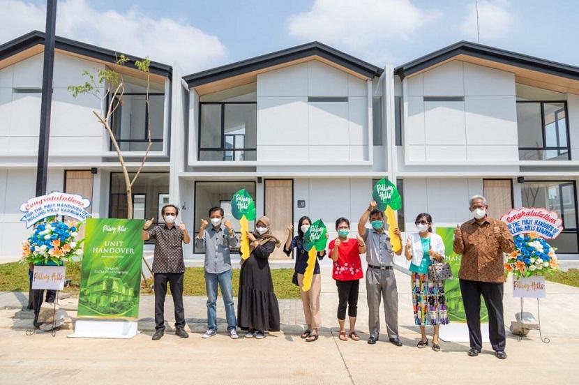 Perumahan modern Rolling Hills Karawang (RHK) di kawasan Karawang Jabar Imdustrial Estate, mulai serah terima unit rumah pertama kepada konsumen.