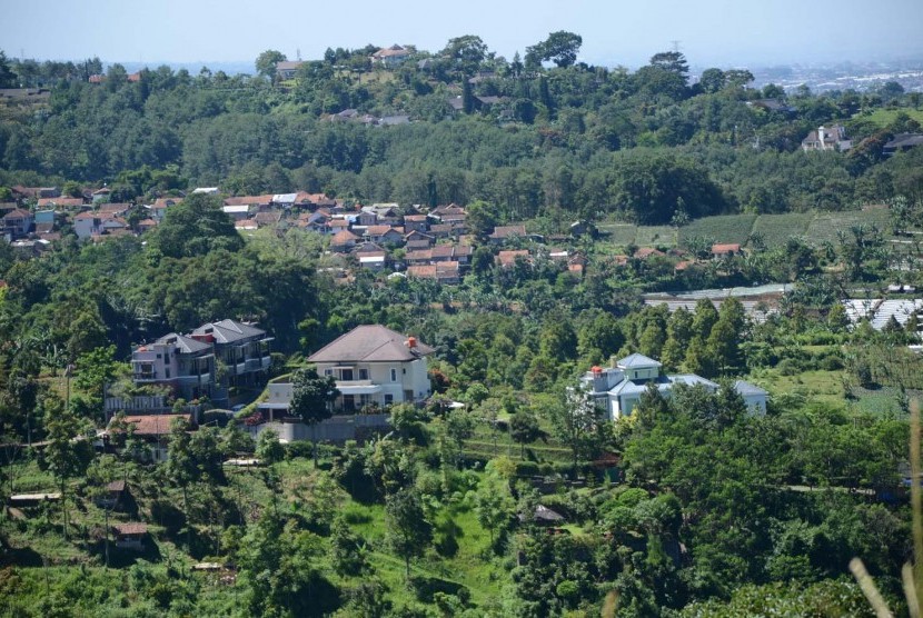 Perumahan-perumahan mewah di Kawasan Bandung Utara (KBU). Hingga saat ini pembangunan-pembangunan tampa izin masih kerap dilakukan. (Republika/Edi Yusuf).