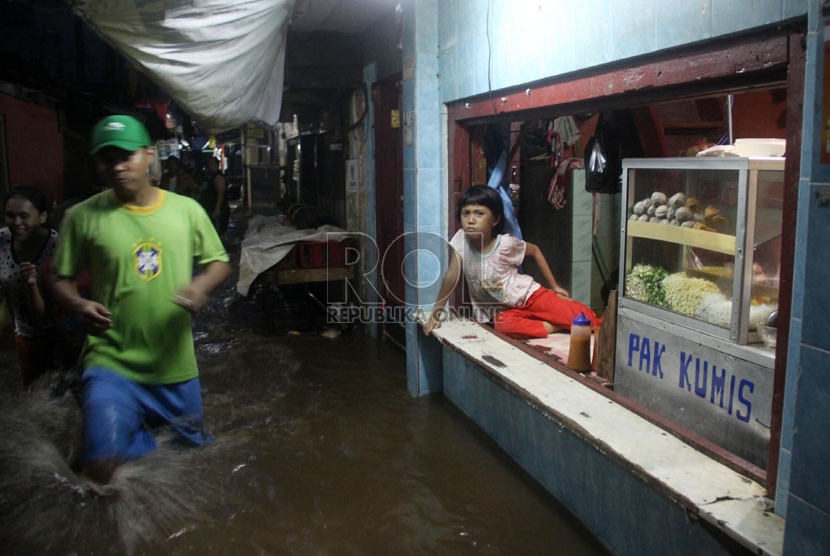  Perumahan warga yang terendam air di kawasan Kampung Pulo, Jakarta, Ahad (12/1).   (Republika/Yasin Habibi)