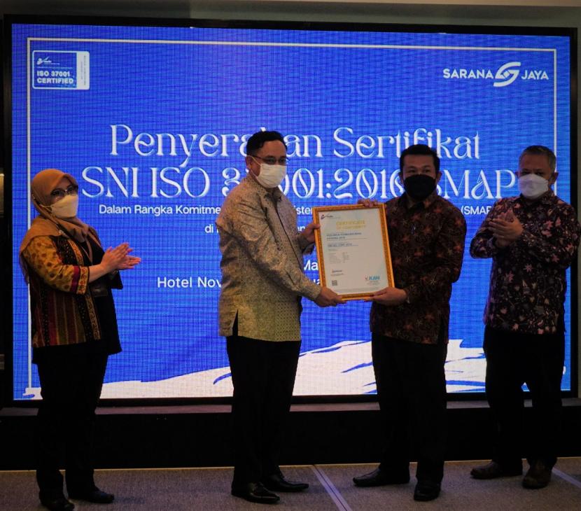 Perumda Pembangunan Sarana Jaya menerima sertifikat Sistem Manajemen Anti-Penyuapan (SMAP) SNI ISO 37001:2016.