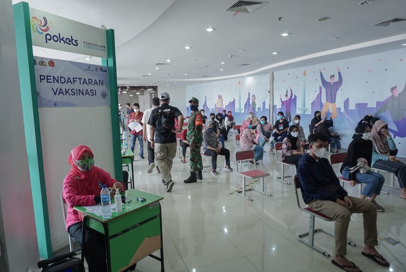 Perumda Pembangunan Sarana Jaya (Sarana Jaya) fasilitasi kegiatan Sentra Vaksinasi Covid-19 bagi warga Pondok Kelapa dan sekitarnya. Kegiatan tersebut berlangsung di Mall Pondok Kelapa Town Square (Pokets) Jakarta Timur, pada Senin, (12/07). 