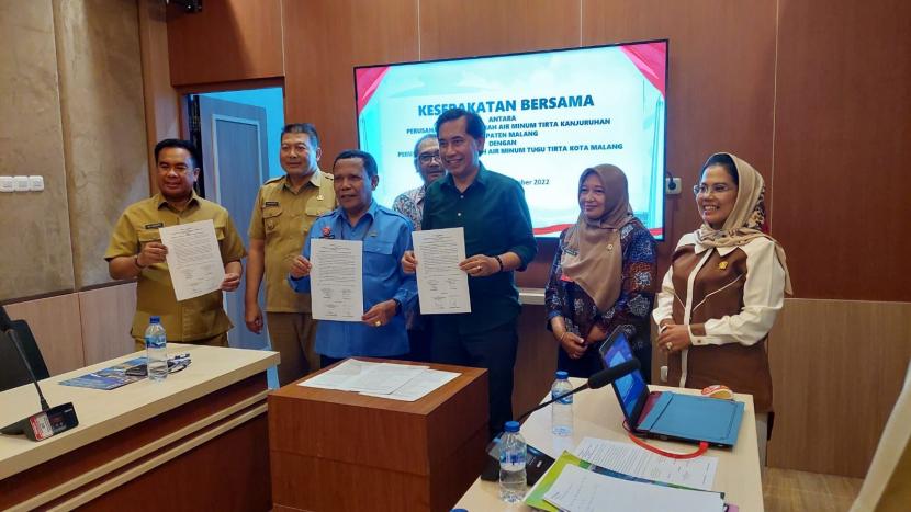 Perumda Tugu Tirta Kota Malang dan Perumda Tirta Kanjuruhan Kabupaten Malang melakukan kesepakatan bersama terkait polemik masalah air. 